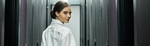 ИТ-специалист в белой рубашке умело управляющий серверами в современном дата-центре, баннер