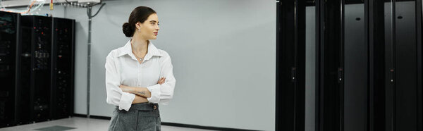 Квалифицированный ИТ-специалист контролирует работу сервера в современном дата-центре, баннере