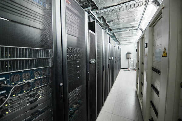 Блестящая серверная комната, заполненная современным оборудованием, поддерживающим облачные вычисления.