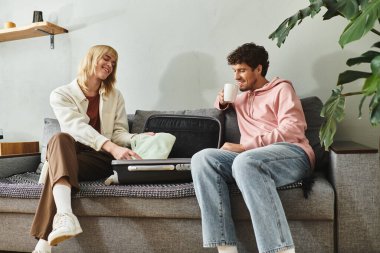 İki adam parlak evlerinde bavullarını açarken sıcak bir anı paylaşıyorlar..