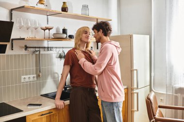 İki erkek birbirlerine olan sevgilerini sıcaklıkla dolu modern bir mutfakta ifade ederler..