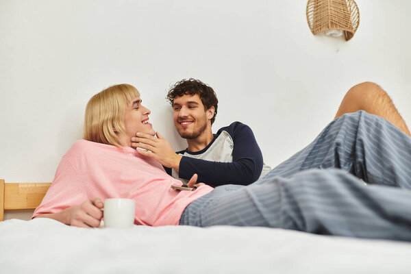 Нежное взаимодействие разворачивается, когда двое мужчин наслаждаются друг другом, расслабляясь в постели..