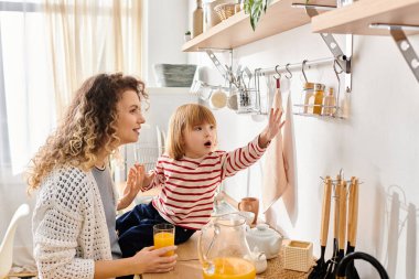 Bir anne ve kızı sıcacık mutfaklarında keyifle vakit geçiriyorlar..