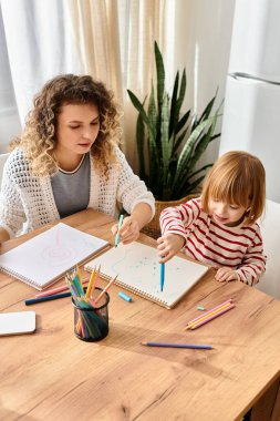 Bir anne ve kızı, sıcacık mutfak masalarında sanat yaratırken keyifli bir anı paylaşıyorlar..