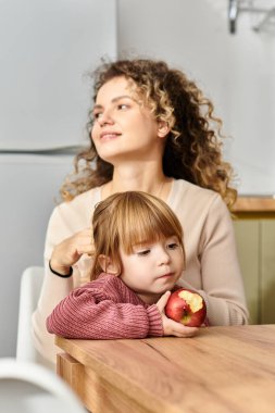 Anne ve kızı evde keyifli bir öğleden sonrayı paylaşıyor, atıştırmalık yiyerek rahatlıyor ve kaynaşıyorlar..