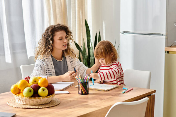 Кудрявые мать и дочь делятся игривым рисунком за уютным кухонным столом.