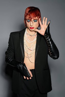 Bu genç adam kendine has tarzını özgüven ve hünerle sergiliyor..