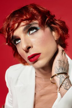 Şık bir kıyafet içinde, bu yakışıklı genç adam kendine has görünüşü ve yeteneğiyle büyülüyor..