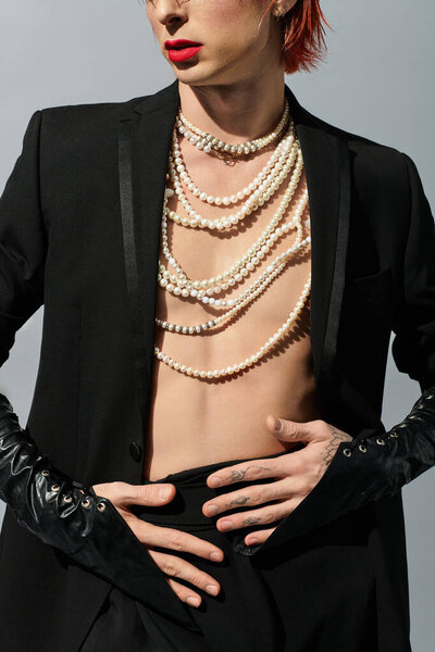 Поразительный молодой человек с рыжими волосами модели модный вид, с жемчугом и кожей.