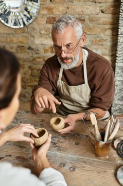 Olgun bir çift çömlekçilik dersinde kil şekillendirmeyi, kahkaha ve aşkı paylaşmayı sever..