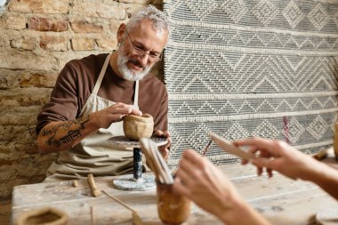 Çömlekçilik dersinde, yaratıcılığı ve bağlantıyı arttıran, kilin üzerindeki olgunlaşmış çift bağları.