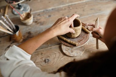 Olgun bir kadın kilden güzel şeyler yapıyor..