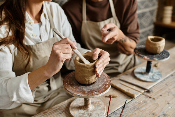 В уютной керамической студии, зрелая пара радостно формирует глину вместе, делясь качеством времени.
