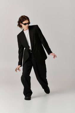 Yakışıklı genç adam benzersiz tarzını sergiliyor, özgüven ve cazibesini hiç zorlanmadan sergiliyor..