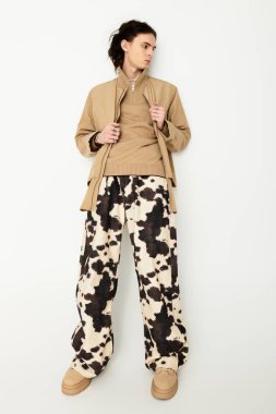 Modaya uygun genç bir adam benzersiz tarzını modern bir ortamda sergiliyor..