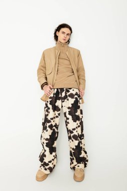 Şık bir genç adam kendine has görünüşünü büyük bir pantolonla gösterir..