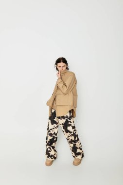 Şık bir genç adam, kapalı mekan dekoruna cazibe ve güven yayar..