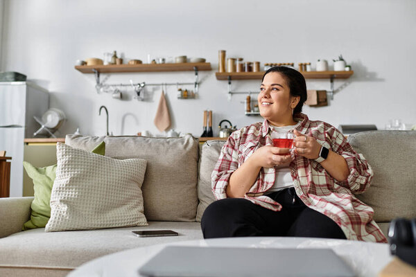 Светлая и уютная гостиная с молодой женщиной, наслаждающейся своим теплым напитком, радостно улыбающейся.