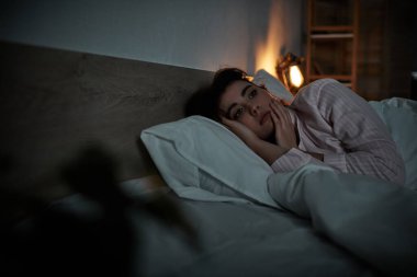 Bir kadın yatakta uzanıyor, yalnızlık içinde düşünceleri ve duygularıyla boğuşuyor..