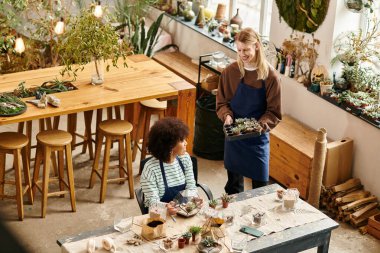 İki arkadaş neşe ve yaratıcılığı paylaşırken aynı zamanda canlı ve sulu düzenlemeler yapıyorlar..
