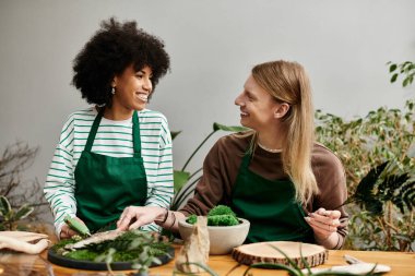 İki arkadaş bir atölyede güzel lezzetler ayarlarken aynı zamanda kahkaha ve yaratıcılığı paylaşıyor..
