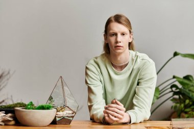 Atölyede şık giyinmiş uzun saçlı bir adamı cezbediyorsun..