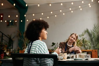 İki arkadaş, bir atölyede leziz düzenlemeler yaparken kahkahalar ve yaratıcılığı paylaşıyor..
