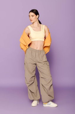 Şık bir kadın zarif bir şekilde poz verirken benzersiz görünüşünü sergiliyor..