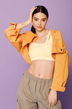 Genç bir kadın moda anlayışını şık bir ortamda sergiliyor, kendine güven ve güzellik saçıyor..