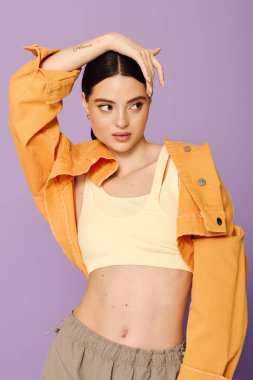 Genç bir kadın, modaya uygun giyinmiş, neşeli bir ortamda ışıl ışıl bir tarz ve cazibe sergiliyor..