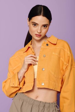 Şık, genç bir kadın stilini sarı bir ceketle sergiliyor, kendinden emin..