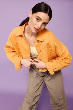 Kendine güvenen genç bir kadın, kendine has moda tarzını, rahat bir yerde sergiliyor..