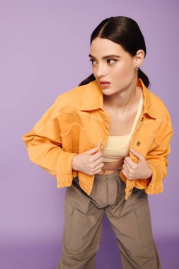 Parlak kadın modaya uygun kıyafetini ve çarpıcı stilini neşeli bir ortamda sergiliyor..