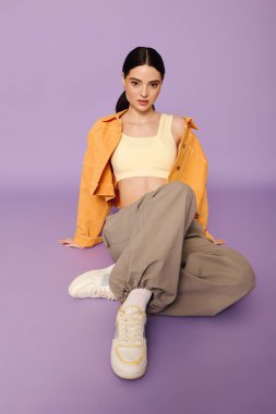 Parlak ve modaya uygun genç bir kadın kendine güvenerek tarzını sergiliyor.