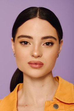 Genç bir kadın güzelliğini ve tarzını cesur bir kıyafet ve büyüleyici bakışla sergiliyor..