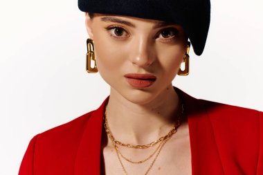 Genç bir kadın tarzını şık mücevherler ve stüdyo ışıklandırmasında moda kıyafetlerle sergiliyor..