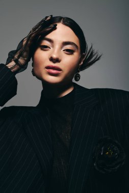 Çarpıcı genç bir kadın moda anlayışını modern bir ortamda sergiliyor..