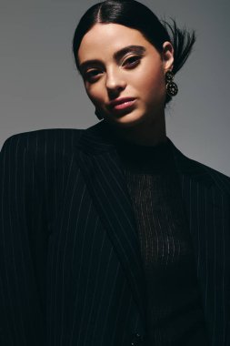 Özel dikim siyah kıyafetli kendine güvenen bir kadın stil ve güzellik yayar..