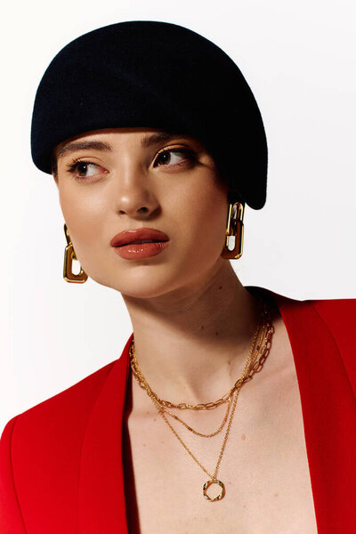 Женщина со стильной стрижкой и шикарной одеждой демонстрирует уникальные аксессуары и уверенное выражение лица.