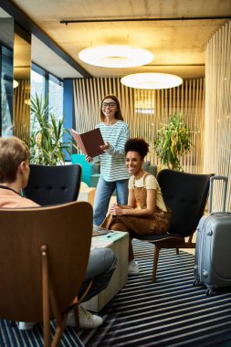 Meslektaşlar şık bir otel salonunda toplanıp planları tartışıyor ve fikirleri paylaşıyorlar..