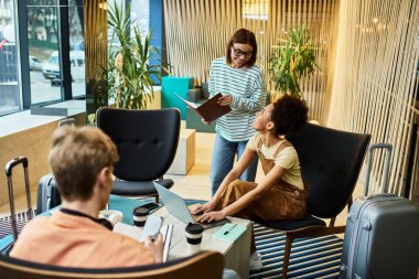 Bir otel odasında uzaktan çalışırlarken iş arkadaşlarıyla yapılan rahat bir toplantı..