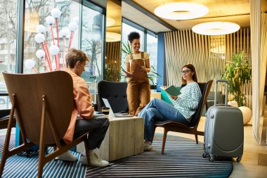 Modern otel salonunda dinlenirken üç meslektaş tartışmalara giriyor..