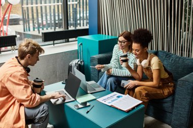 Üç meslektaş şık bir otel salonunda verimli bir toplantının keyfini çıkarıyorlar. Fikir ve içkileri paylaşıyorlar..