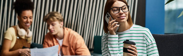 В шикарном лаундже отеля разворачивается оживленная беседа между коллегами при рассмотрении планов.