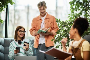 İş gezisi sırasında iş ortakları bir otel kafesinde fikir alışverişinde bulunur ve kahkahalar atarlar.