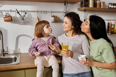 İki kadın ve kızları rahat dairelerinde keyifli anlar paylaşıyorlar..