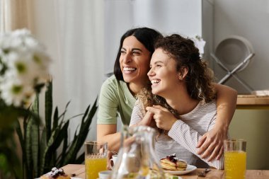 Mutlu lezbiyen çift şık bir dairede sevgi dolu bir kahvaltı anı paylaşıyor..