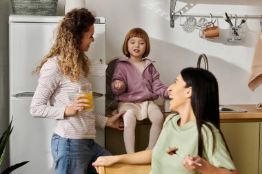 İki kadın modern evlerinde kızlarıyla kahkaha ve sıcaklık paylaşıyor, hatıralar yaratıyorlar..