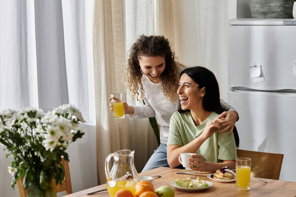 счастливая пара lgbt наслаждаться завтраком вместе в их современной квартире, улыбаясь и смеясь.