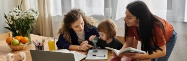 İki sevgi dolu anne, genç kızlarıyla güzel vakit geçirirken eğlenceli aktiviteler ve afişler yaparlar.